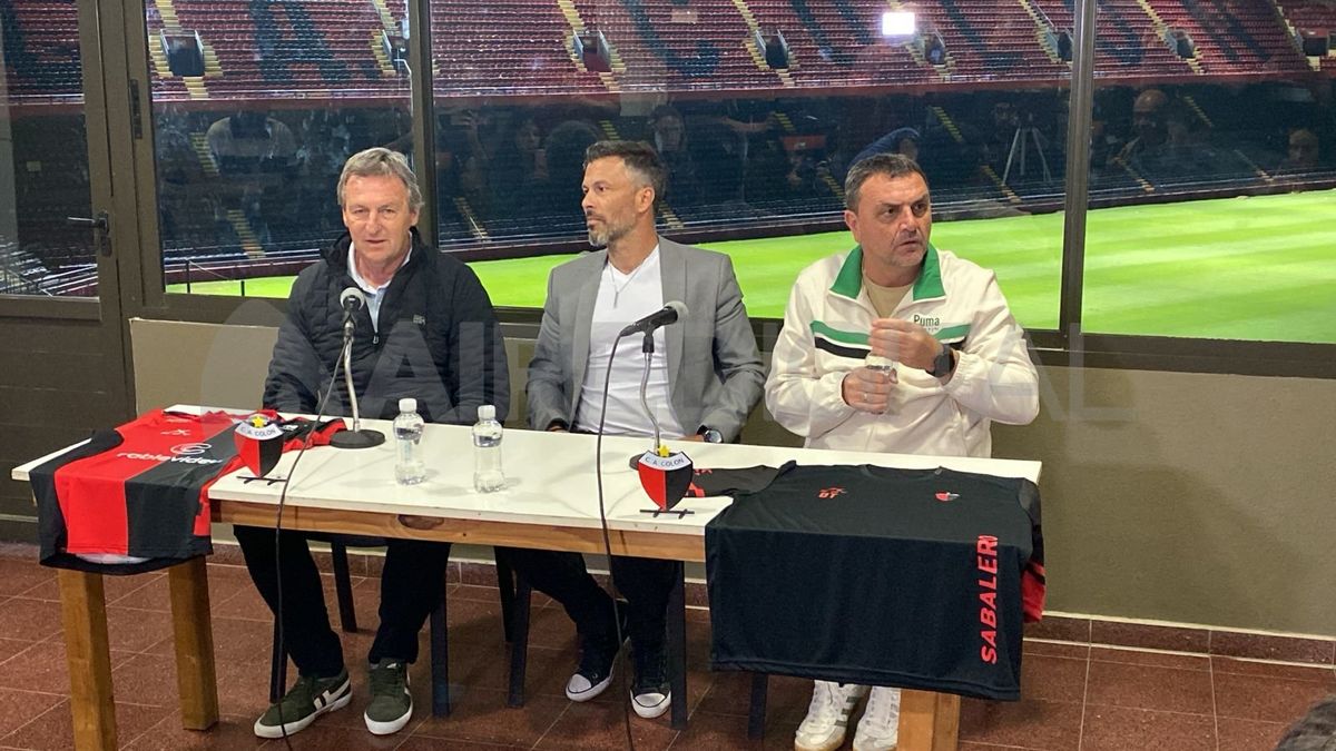 A diferencia de la presentación de Rodolfo De Paoli hace un mes en el predio 4 de junio, esta vez, la dirigencia de Godano, optó por el estadio Brigadier López. A diferencia de la presentación de Rodolfo De Paoli hace un mes en el predio 4 de junio, esta vez, la dirigencia de Godano, optó por el estadio Brigadier López.