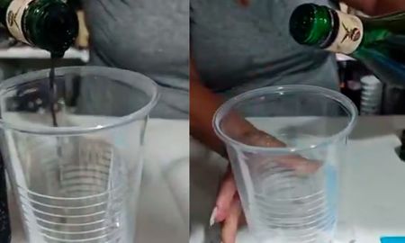 El contraste es total: mientras el original mantiene su tono amarronado, la versión adulterada presenta un color violáceo similar a la tinta. El contraste es total: mientras el original mantiene su tono amarronado, la versión adulterada presenta un color violáceo similar a la tinta.