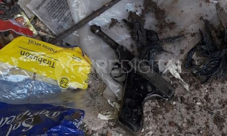 En una cañería. El lugar donde fue hallado el armamento que tenía un cargador. En una cañería. El lugar donde fue hallado el armamento que tenía un cargador.