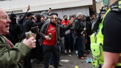 Los hinchas del Manchester United invadieron Old Trafford en plena pandemia para pedir la salida de los dueños del club