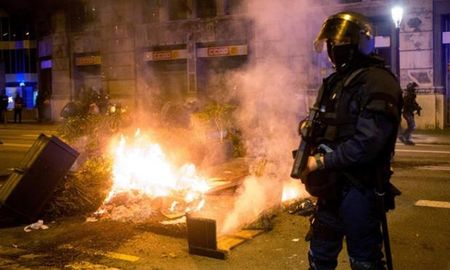 El viernes por la noche, al menos 20 policías resultaron heridos en enfrentamientos con manifestantes en Barcelona, donde 12 personas fueron arrestadas. El viernes por la noche, al menos 20 policías resultaron heridos en enfrentamientos con manifestantes en Barcelona, donde 12 personas fueron arrestadas.
