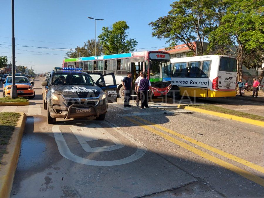 Un taxi y un colectivo chocaron en Avenida Blas Parera