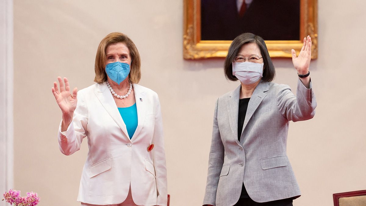 La presidenta de la Cámara de Representantes de EE.UU., Nancy Pelosi, a la izquierda, asiste a una reunión con la presidenta de Taiwán, Tsai Ing-wen, a la derecha, en la oficina presidencial en Taipei, Taiwán, el 3 de agosto.