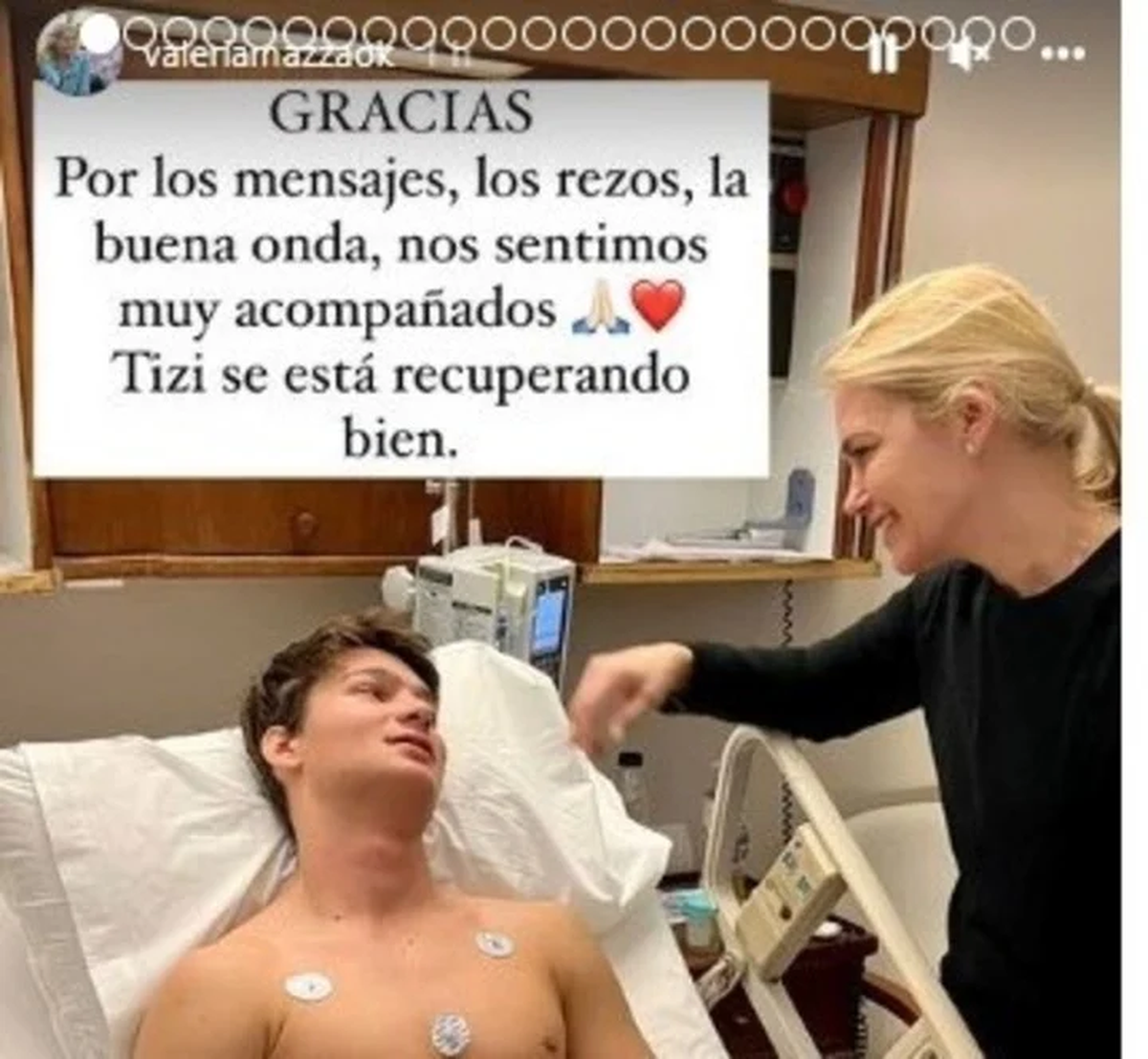 Tiziano Gravier, recién operado, junto a su madre Valeria Mazza. Foto Instagram. 