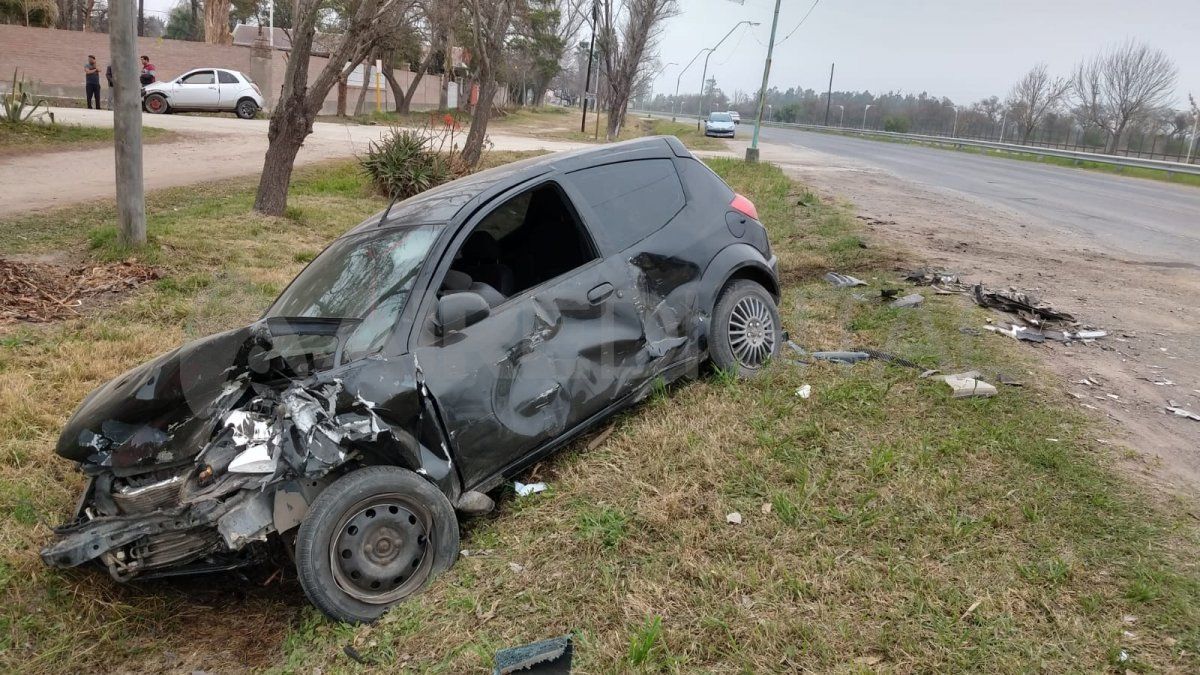 El Ford K de color negro terminó en la zanja: viajaban dos mujeres.