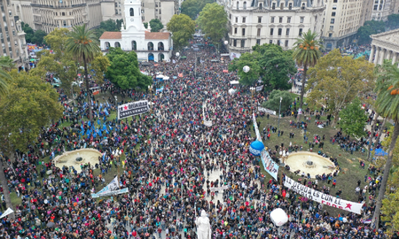 Una multitud se congrega en Plaza de Mayo para conmemorar el Día de la Memoria. Una multitud se congrega en Plaza de Mayo para conmemorar el Día de la Memoria.