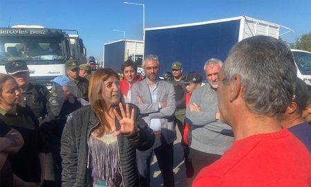 A las 15.30 arribó la intendenta Daniela Qüesta y luego dedialogar con los vecinos se levantó el corte. A las 15.30 arribó la intendenta Daniela Qüesta y luego dedialogar con los vecinos se levantó el corte.
