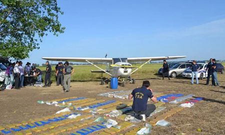 La avioneta arrojó cuatro bultos de grandes dimensiones con un total de 132 kilos de cocaína proveniente de Bolivia. La avioneta arrojó cuatro bultos de grandes dimensiones con un total de 132 kilos de cocaína proveniente de Bolivia.