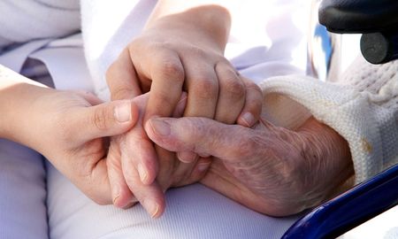 Cuarentena obligatoria: quienes cuidan a personas mayores podrán hacerlo con un permiso. Cuarentena obligatoria: quienes cuidan a personas mayores podrán hacerlo con un permiso.