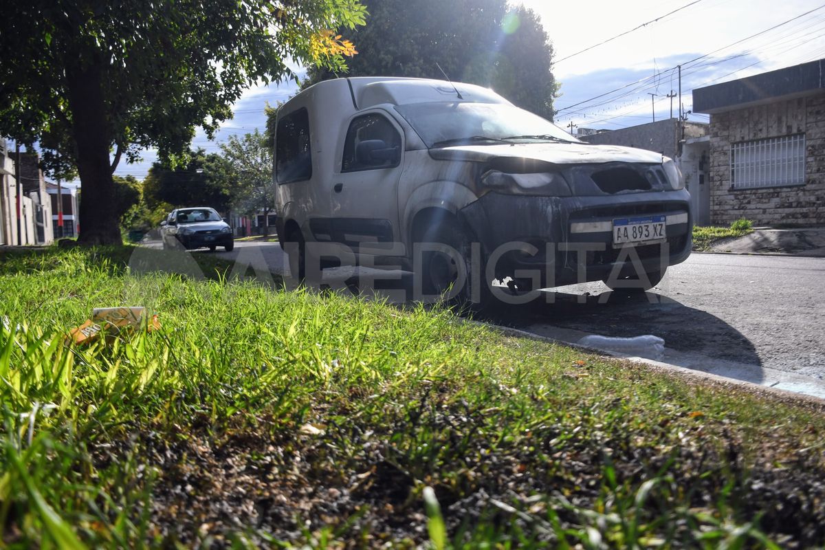 Detuvieron a tres personas tras la quema de 13 autos en Rosario