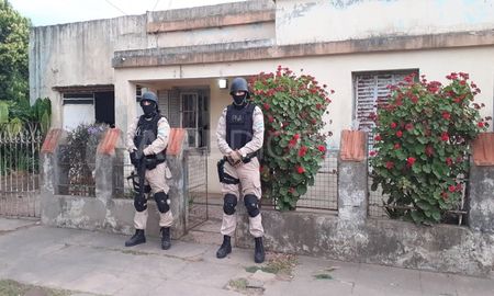 Los prefectos en uno de los domicilios que fueron investigados. Los prefectos en uno de los domicilios que fueron investigados.