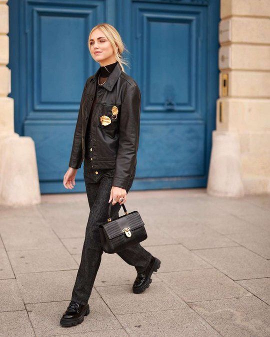 Chiara Ferragni combinó el top transparente con prendas negras y accesorios dorados.
