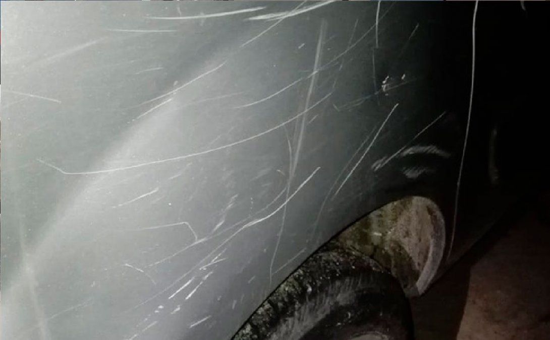 Tiene 28 años y le rayó todo el auto a su papá porque no le daba plata