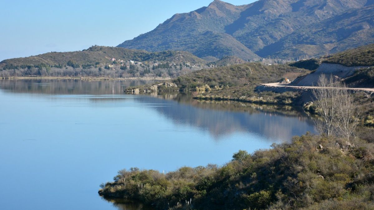 El Dique Cruz de Piedra ofrece paisajes únicos y es uno de los mejores lugares para disfrutar del aire libre en San Luis. El Dique Cruz de Piedra ofrece paisajes únicos y es uno de los mejores lugares para disfrutar del aire libre en San Luis.