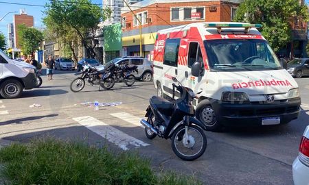 Dos motociclistas chocaron en el macrocentro de la ciudad y uno de ellos fue trasladado al hospital Cullen con lesiones graves. Dos motociclistas chocaron en el macrocentro de la ciudad y uno de ellos fue trasladado al hospital Cullen con lesiones graves.
