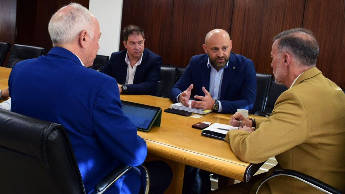 El ministro de Desarrollo Productivo de Santa Fe, Gustavo Puccini, mantuvo reuniones con los ministros de Infraestructura y de Economía, Producción e Industria del Gobierno de Neuquén. El ministro de Desarrollo Productivo de Santa Fe, Gustavo Puccini, mantuvo reuniones con los ministros de Infraestructura y de Economía, Producción e Industria del Gobierno de Neuquén.
