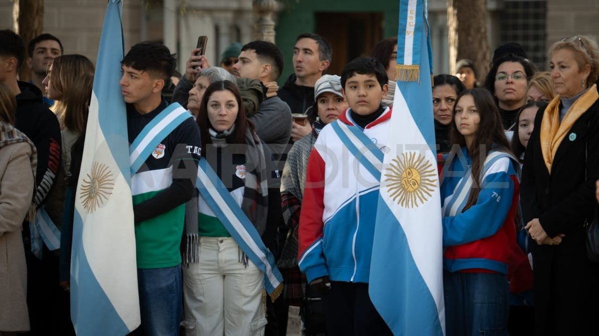 El acto central por el 25 de Mayo en Santa Fe se realizó frente a Casa de Gobierno.
