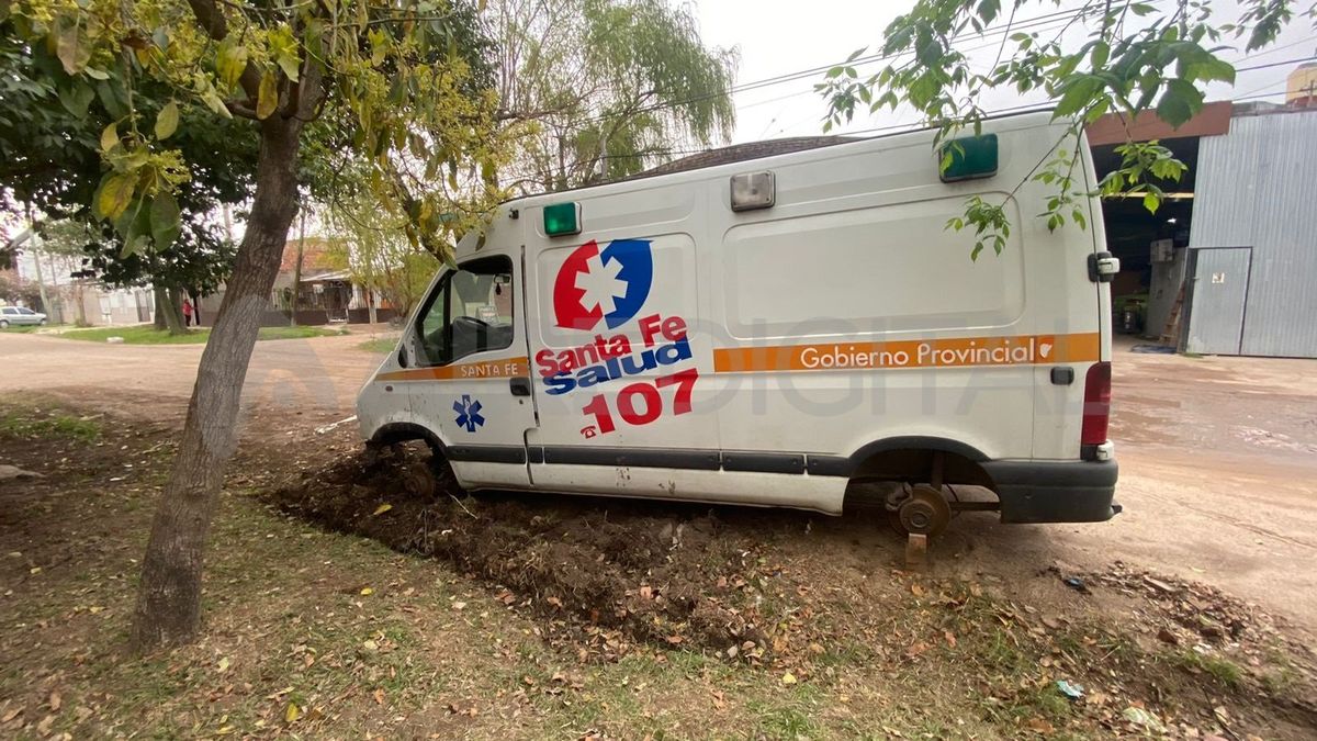 La ambulancia sufrió varios actos de vandalismo que la dejaron prácticamente inutilizable.