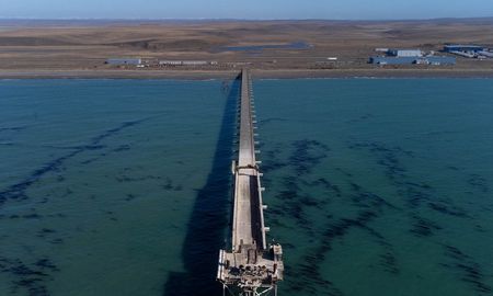 El gobernador Gustavo Melella ratificó mediante el decreto provincial 3312/22 la construcción de la base naval de China en Tierra del Fuego. El gobernador Gustavo Melella ratificó mediante el decreto provincial 3312/22 la construcción de la base naval de China en Tierra del Fuego.