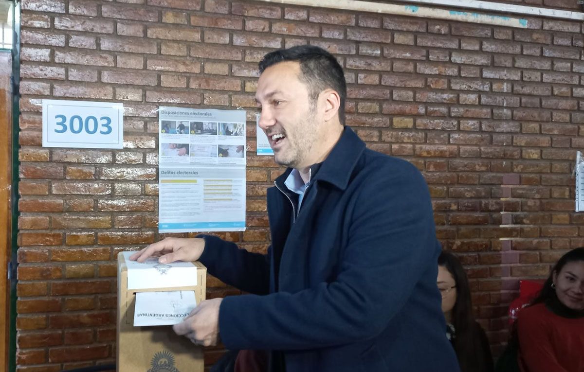 Luis Petri, precandidato a la vicepresidencia de Juntos por el Cambio (JxC) que integra la fórmula que encabeza Patricia Bullrich, votó este domingo por la mañana en la localidad mendocina de San Martín. Luis Petri, precandidato a la vicepresidencia de Juntos por el Cambio (JxC) que integra la fórmula que encabeza Patricia Bullrich, votó este domingo por la mañana en la localidad mendocina de San Martín.