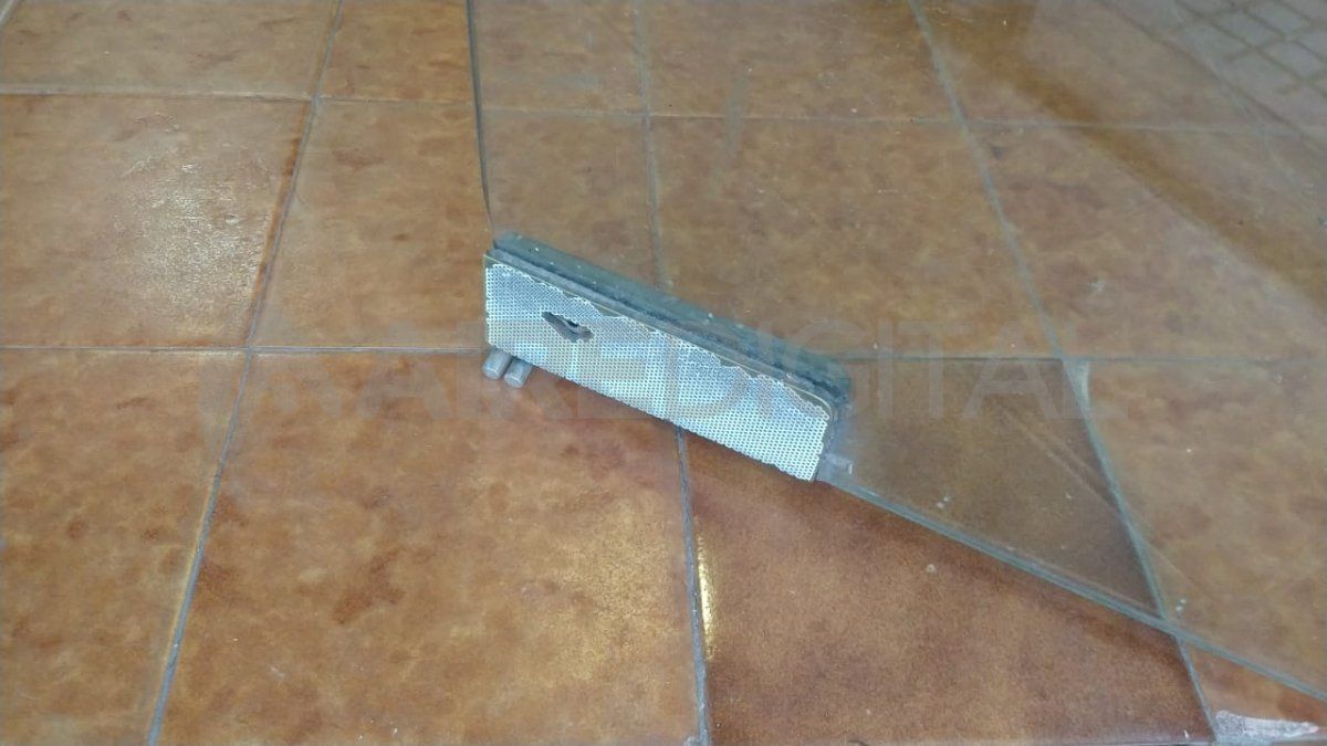 Para ingresar, los delincuentes rompieron dos candados, doblaron una reja y destruyeron la cerradura de la puerta de vidrio.