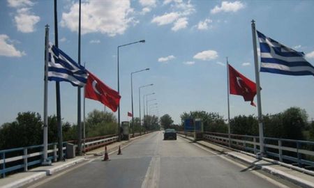 Inhumano: casi 100 refugiados fueron encontrados desnudos en la frontera de Grecia con Turquía. Inhumano: casi 100 refugiados fueron encontrados desnudos en la frontera de Grecia con Turquía.