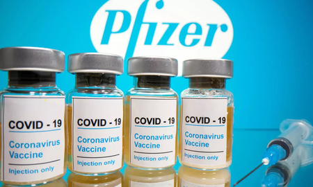 La empresa estadounidense Pfizer anunció este jueves que comenzó los ensayos clínicos de su vacuna contra el coronavirus en niños menores de once años, en tres niveles de dosis diferentes. La empresa estadounidense Pfizer anunció este jueves que comenzó los ensayos clínicos de su vacuna contra el coronavirus en niños menores de once años, en tres niveles de dosis diferentes.