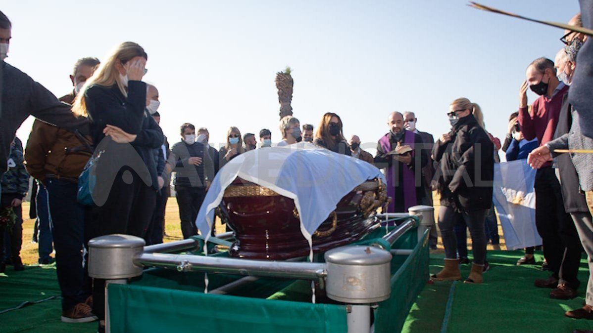 Familiares de Reutemann acompañan el traslado de los restos del senador.