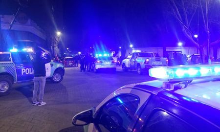 Efectivos de la Policía Bonaerense se manifestaron este lunes a la noche reclamando una mejora en el salario y en las condiciones de trabajo. El Ministerio de Seguridad de Buenos Aires anunció que responderán al reclamo con un aumento. Efectivos de la Policía Bonaerense se manifestaron este lunes a la noche reclamando una mejora en el salario y en las condiciones de trabajo. El Ministerio de Seguridad de Buenos Aires anunció que responderán al reclamo con un aumento.