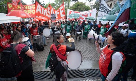 Alrededor de 200 personas que representan a las seccionales rosarinas de Amsafé y ATE llegaron este jueves a la capital provincial.
