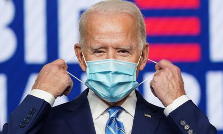 El Gobierno de Joe Biden dio marcha atrás y canceló la venia que había dado a los vacunados para reunirse en interiores sin tapabocas. El Gobierno de Joe Biden dio marcha atrás y canceló la venia que había dado a los vacunados para reunirse en interiores sin tapabocas.