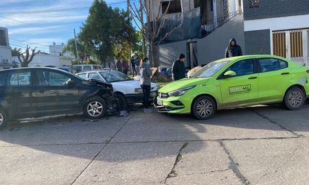 chocaron dos autos en barrio general alvear y otro vehiculo mal estacionado complico todo chocaron dos autos en barrio general alvear y otro vehiculo mal estacionado complico todo