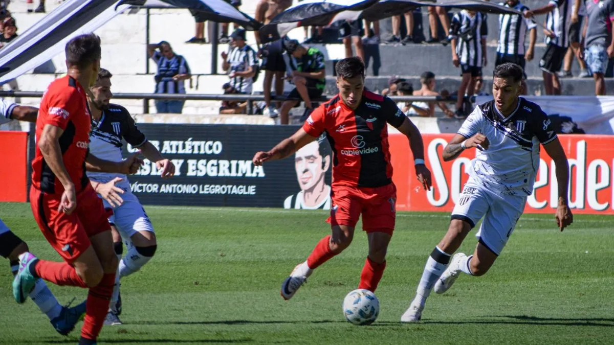 Colón vs. Gimnasia de Mendoza. Colón vs. Gimnasia de Mendoza.