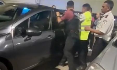 Rescate: nena de 4 años estaba encerrada e inconsciente en un auto. Rescate: nena de 4 años estaba encerrada e inconsciente en un auto.