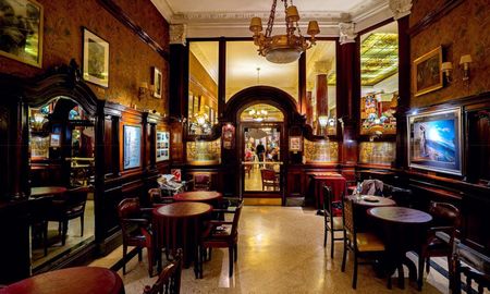 El Cafe Tortoni es uno de los característicos de Buenos Aires. El Cafe Tortoni es uno de los característicos de Buenos Aires.