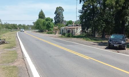 Tras el choque, la moto que conducía la joven quedó de un lado de la ruta y el auto del otro lado. Tras el choque, la moto que conducía la joven quedó de un lado de la ruta y el auto del otro lado.