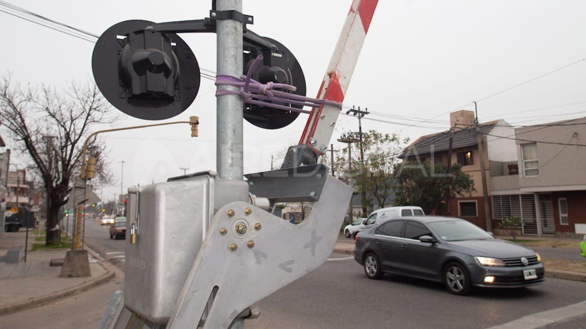 La barrera que regula el tránsito hacia el sur de la ciudad está atada con alambre.&nbsp;