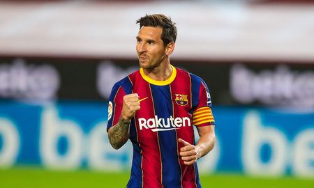 Lionel Messi es uno de los candidatos a ser elegido como uno de los mejores delanteros de la historia del fútbol. Lionel Messi es uno de los candidatos a ser elegido como uno de los mejores delanteros de la historia del fútbol.