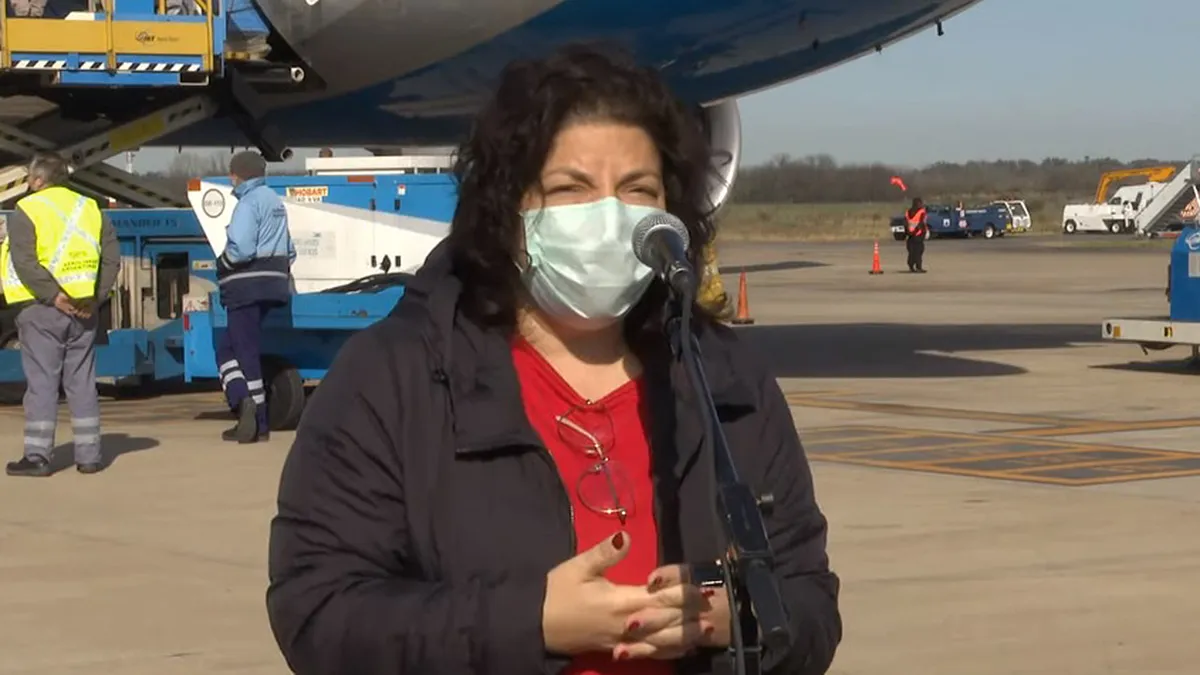 La funcionaria llegó de Rusia este martes con más de 600 mil vacunas rusas contra el coronavirus Sputnik V.