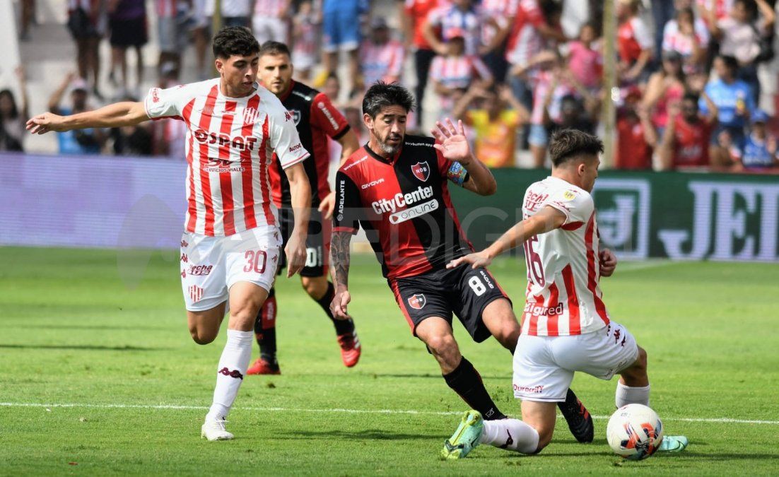 Pablo Pérez, exjugador del Club Atlético Unión, disputa la pelota con Juan Nardoni y Federico Vera.