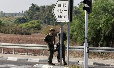 Soldados israelíes en las afueras de Sderot, la ciudad ubicada a unos 5 kilómetros de donde vive Martina Díaz, la santafesina que habló con AIRE. Soldados israelíes en las afueras de Sderot, la ciudad ubicada a unos 5 kilómetros de donde vive Martina Díaz, la santafesina que habló con AIRE.