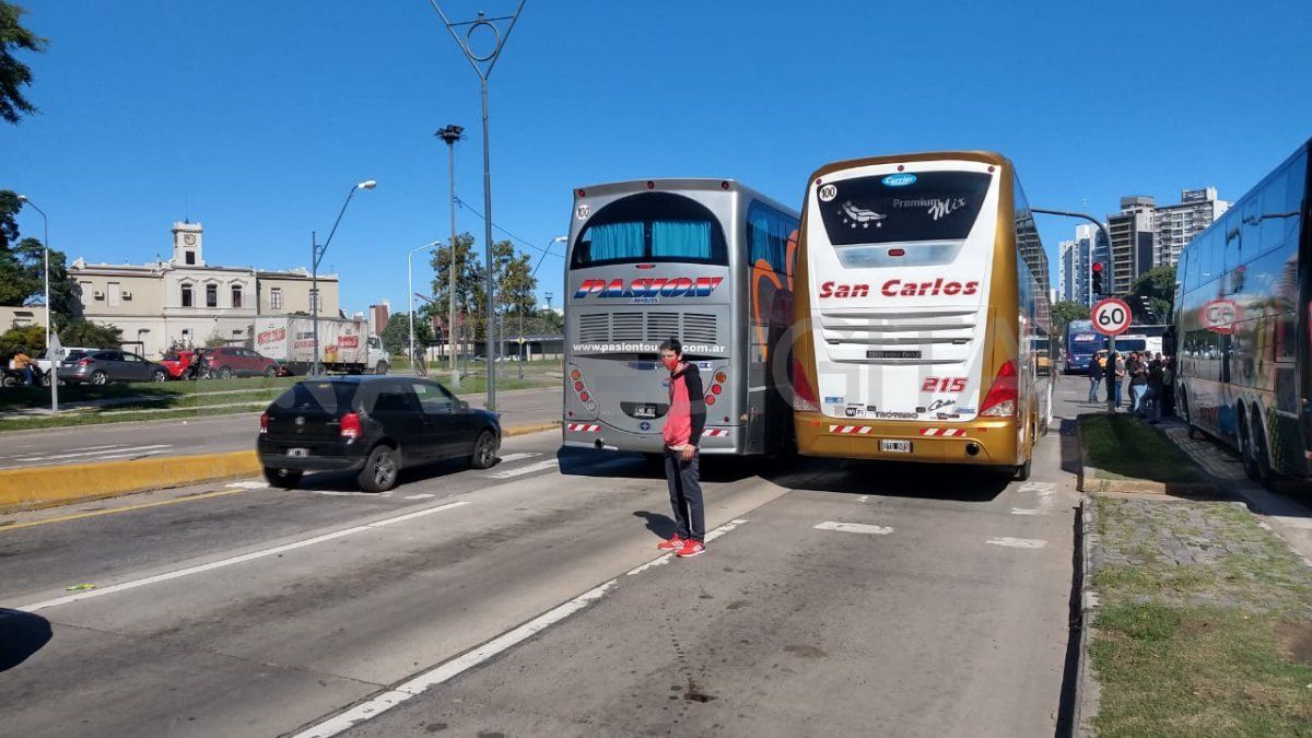 Se genera caos vehicular en la zona por los cortes y la demora.