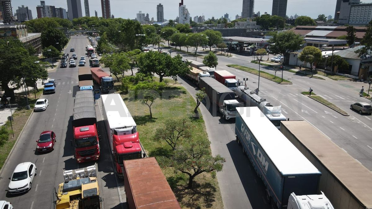 El corte generó malestar en los camioneros.