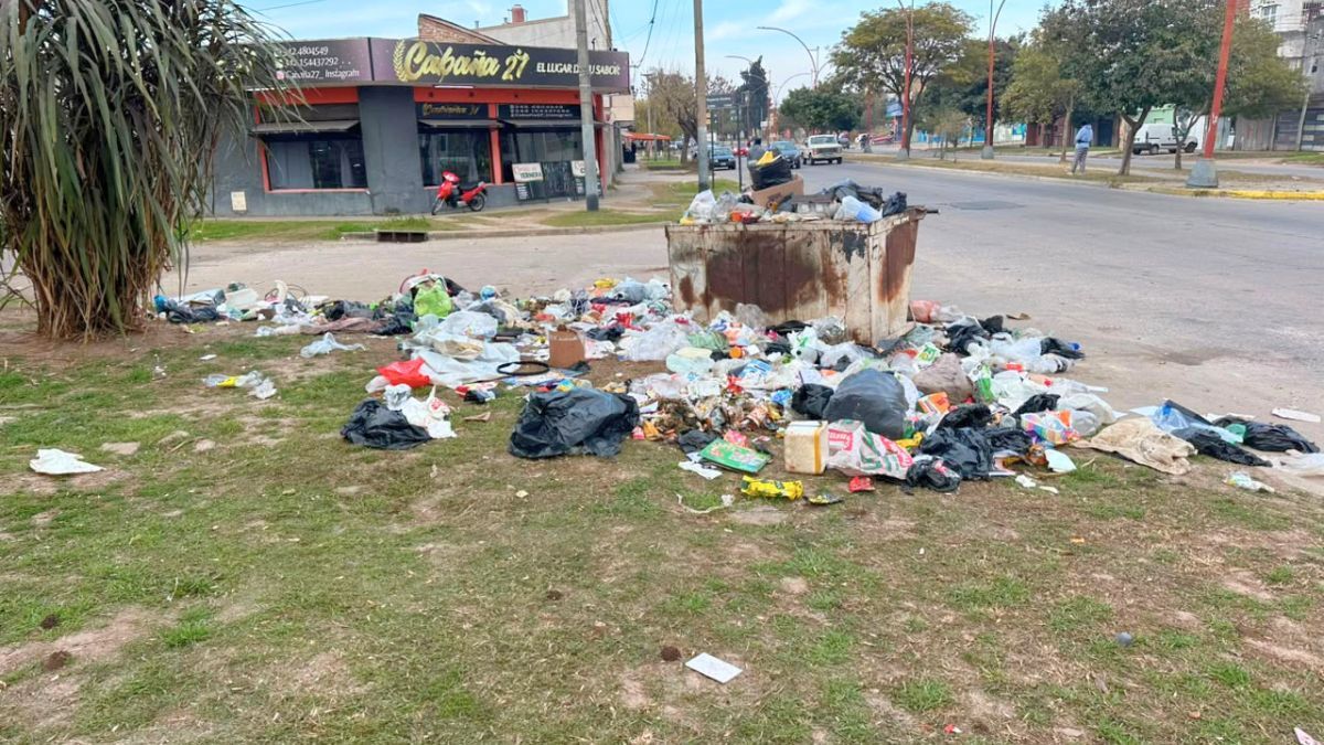 El foco está ubicado en avenida Peñaloza y Ruperto Godoy, en el norte de Santa Fe. Aseguran que personas de otros barrios arrojan basura y que el contenedor "no fue la solución". El foco está ubicado en avenida Peñaloza y Ruperto Godoy, en el norte de Santa Fe. Aseguran que personas de otros barrios arrojan basura y que el contenedor "no fue la solución".