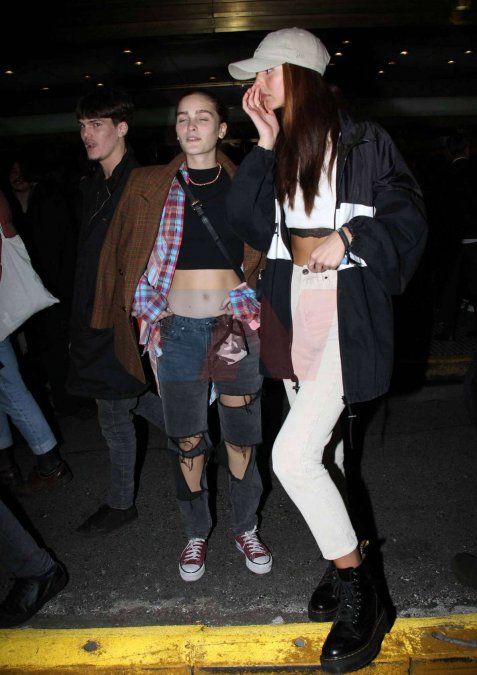 Juana Tinelli combinó prendas delicadas con una campera holgada y una gorra. 