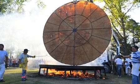 La Fiesta Nacional de la Torta Frita nació como un homenaje a las raíces criollas y hoy moviliza a más de 20.000 personas que se reúnen en el Parque Municipal Independencia. La Fiesta Nacional de la Torta Frita nació como un homenaje a las raíces criollas y hoy moviliza a más de 20.000 personas que se reúnen en el Parque Municipal Independencia.