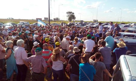 Este fin de semana, el campo se reunió en asamblea en distintos puntos de la provincia de Santa Fe, para definir acciones futuras frente al conjunto de decretos presidenciales del sábado. Este fin de semana, el campo se reunió en asamblea en distintos puntos de la provincia de Santa Fe, para definir acciones futuras frente al conjunto de decretos presidenciales del sábado.