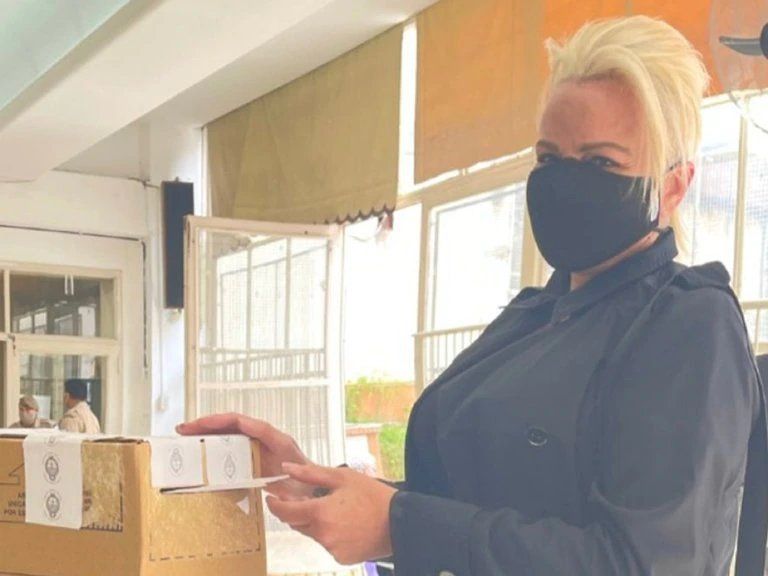 Con el pelo platinado y súper corto, Daniela Cardone dejó su sobre en la urna.