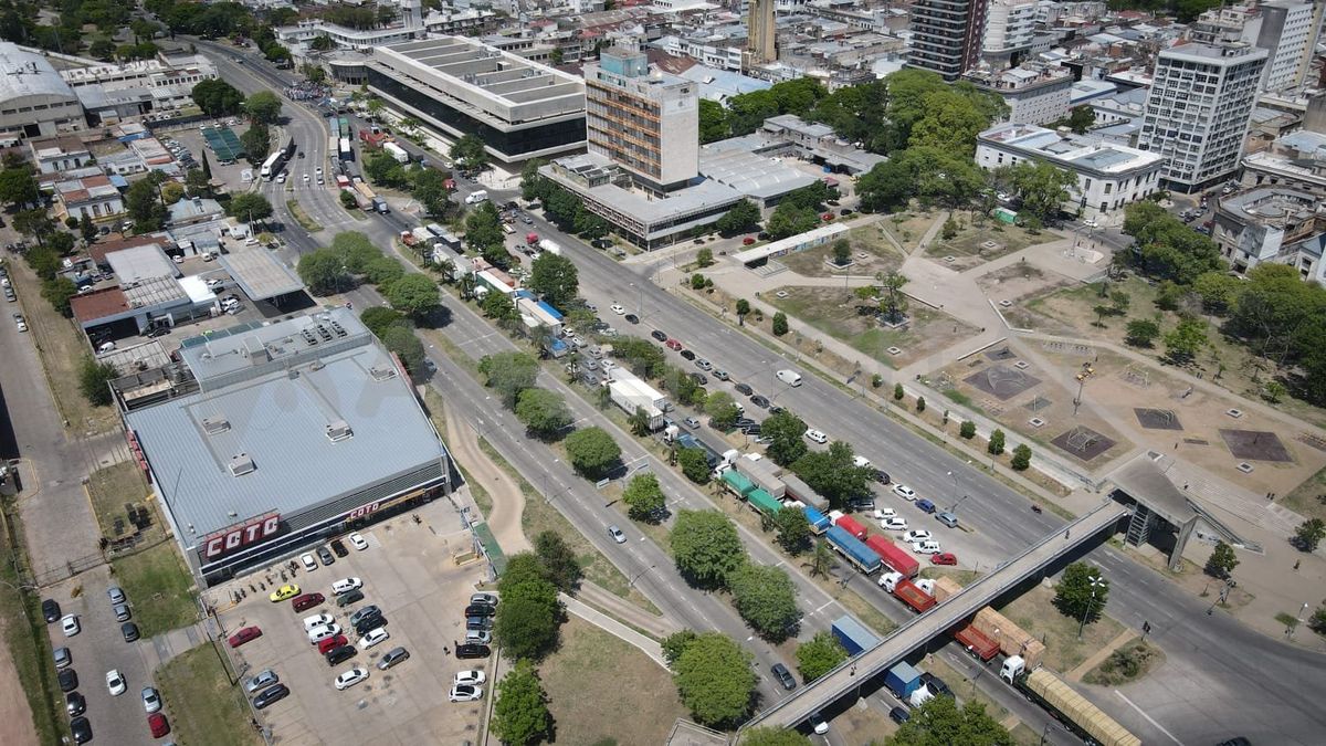 Las filas llegaron hasta calle Belgrano y Alem.