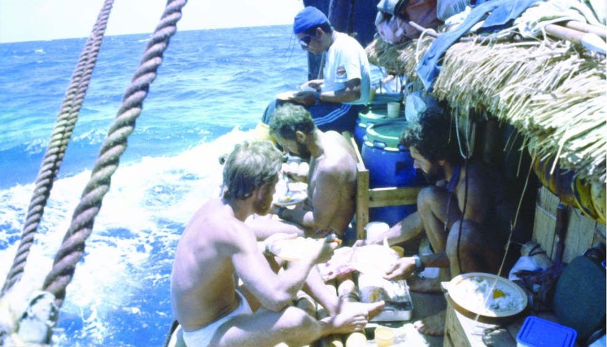 Los expedicionarios eran conscientes del muy alto riesgo que correrían si se caían al mar, ya que la balsa no tenía timón para virar o retroceder, y no se detendría (iba a la deriva, donde el viento y las corrientes la llevaran): ante este escenario, la embarcación arrastraba dos cuerdas de 70 metros cada una, con nudos, de las que podrían aferrarse quienes se cayeran de la balsa. Los expedicionarios eran conscientes del muy alto riesgo que correrían si se caían al mar, ya que la balsa no tenía timón para virar o retroceder, y no se detendría (iba a la deriva, donde el viento y las corrientes la llevaran): ante este escenario, la embarcación arrastraba dos cuerdas de 70 metros cada una, con nudos, de las que podrían aferrarse quienes se cayeran de la balsa.